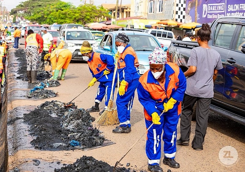 Onua FM and Zoomlion Conduct Extensive Cleanup Operation at Madina Market