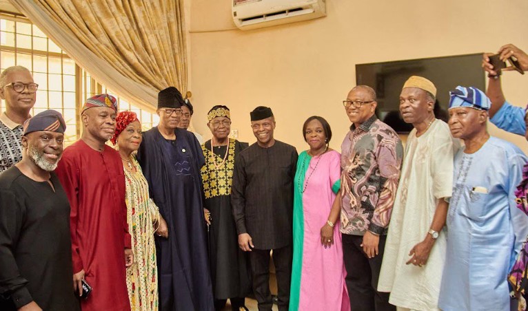 Prominent Figures Gather for Commendation Service